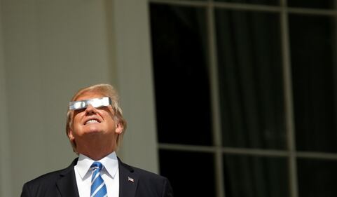 Trump guarda l'eclissi senza occhiali protettivi 7