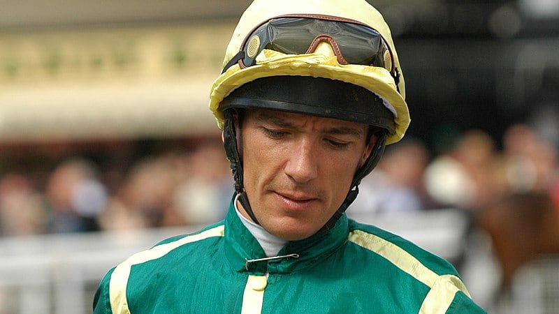 Grave incidente per Frankie Dettori: il fantino più famoso del mondo ricoverato con diverse fratture