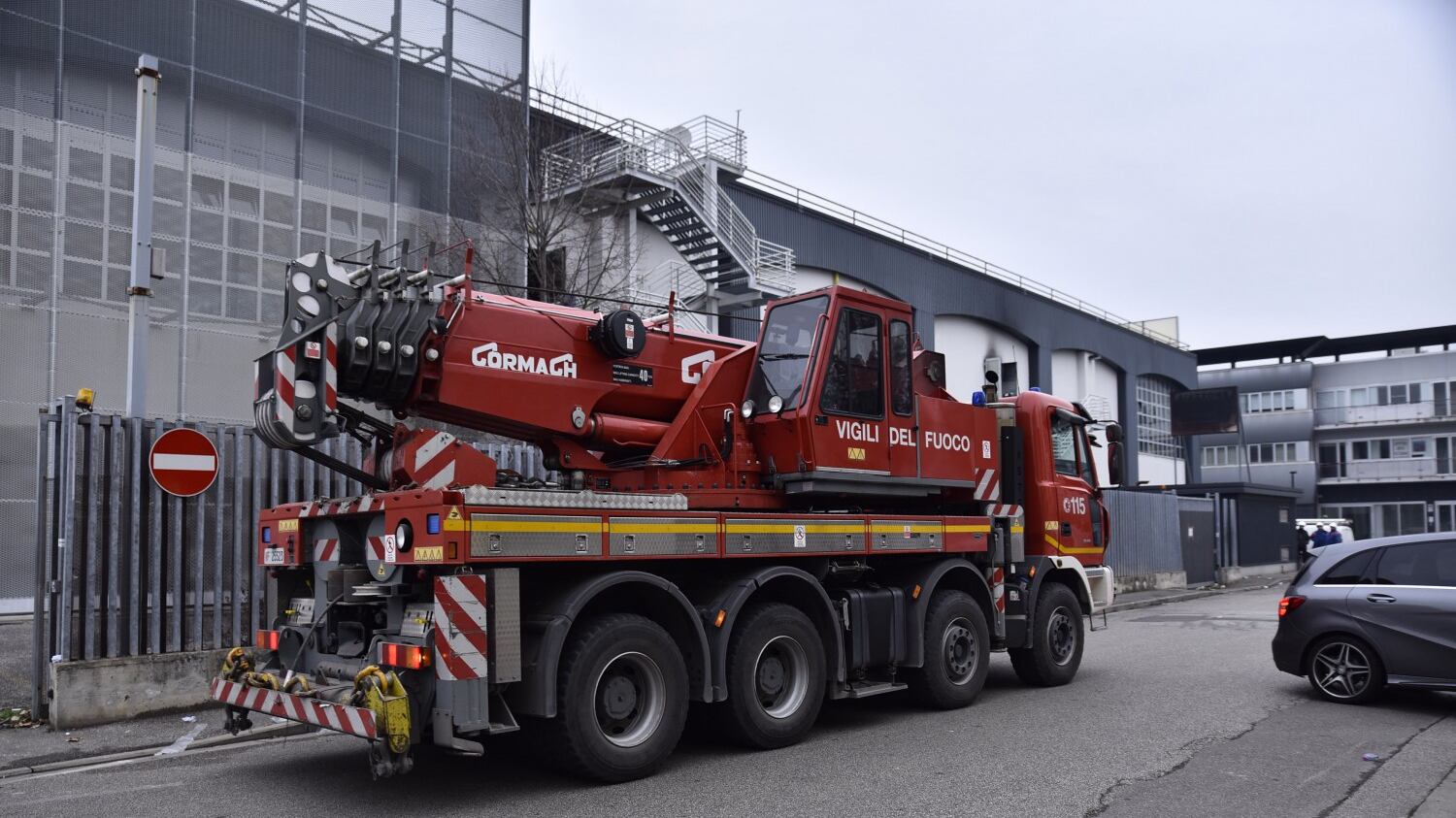Firenze, incendio in un capannone occupato da immigrati