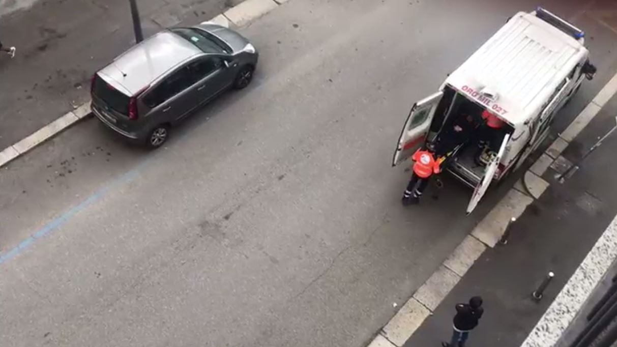 L'anziana cade e si fa male: e la passeggiata rallenta il lavoro dei sanitari