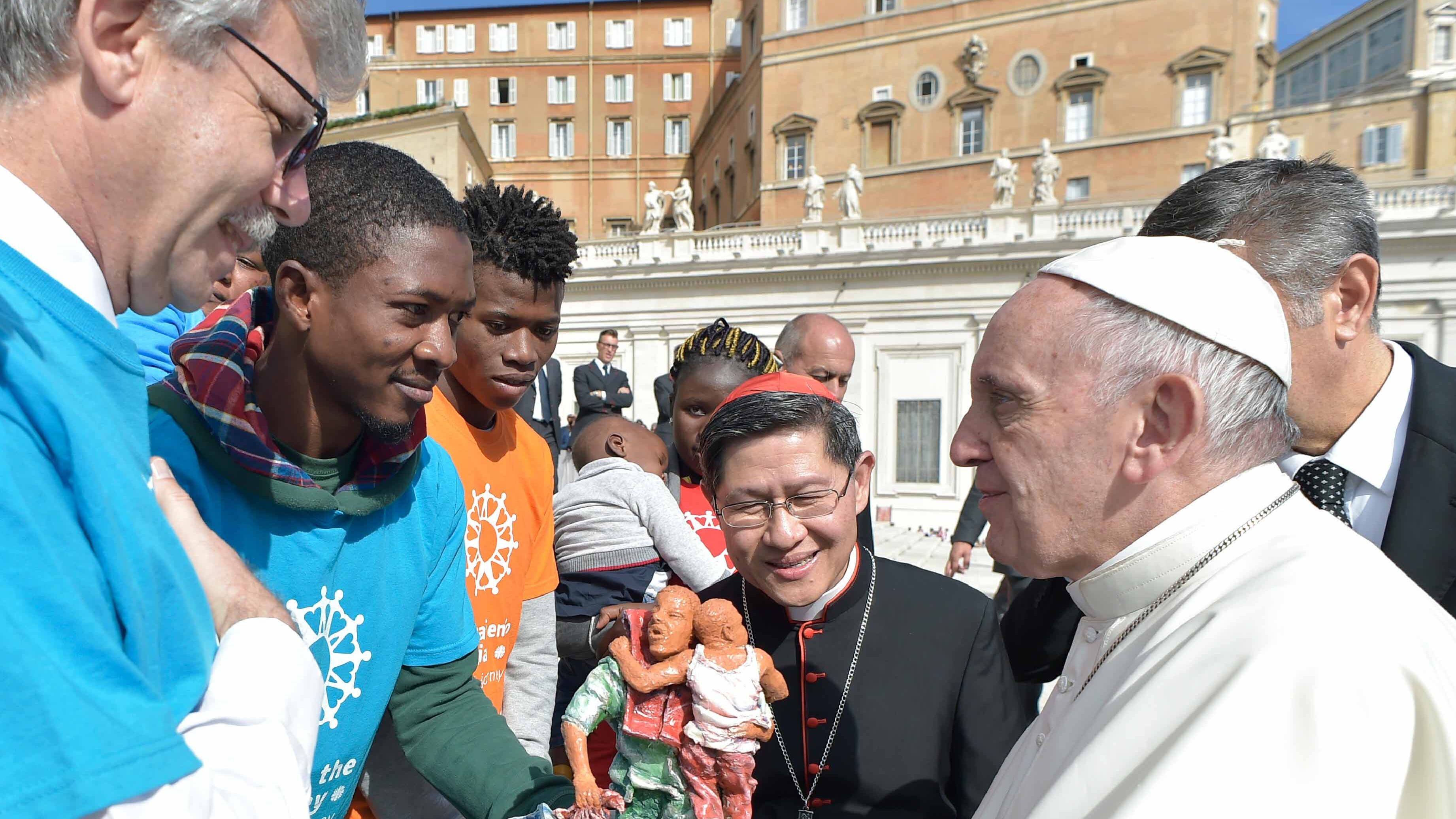 Migranti, Papa: "Serve politica di accoglienza e integrazione"