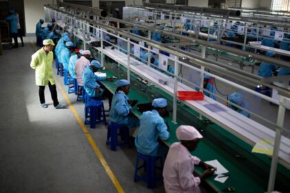 In Uganda apre la prima fabbrica di cellulari 11