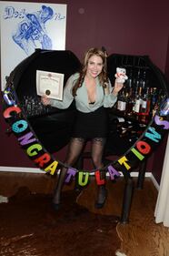 Coniglietta di Playboy si diploma: spettacolo hot alla cerimonia 4