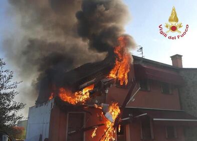Prima l'incendio, poi l'esplosione. Tragedia nel Padovano, muore una mamma: le immagini 4