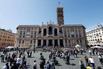La folla a Piazza San Pietro per rendere omaggio alla salma di Papa Francesco 2