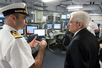 Mattarella sulla fregata Carabiniere 5