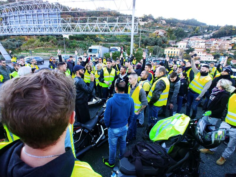 I gilet jaunes sconfinano in Italia e occupano la barriera dell'A10 a Ventimiglia 8