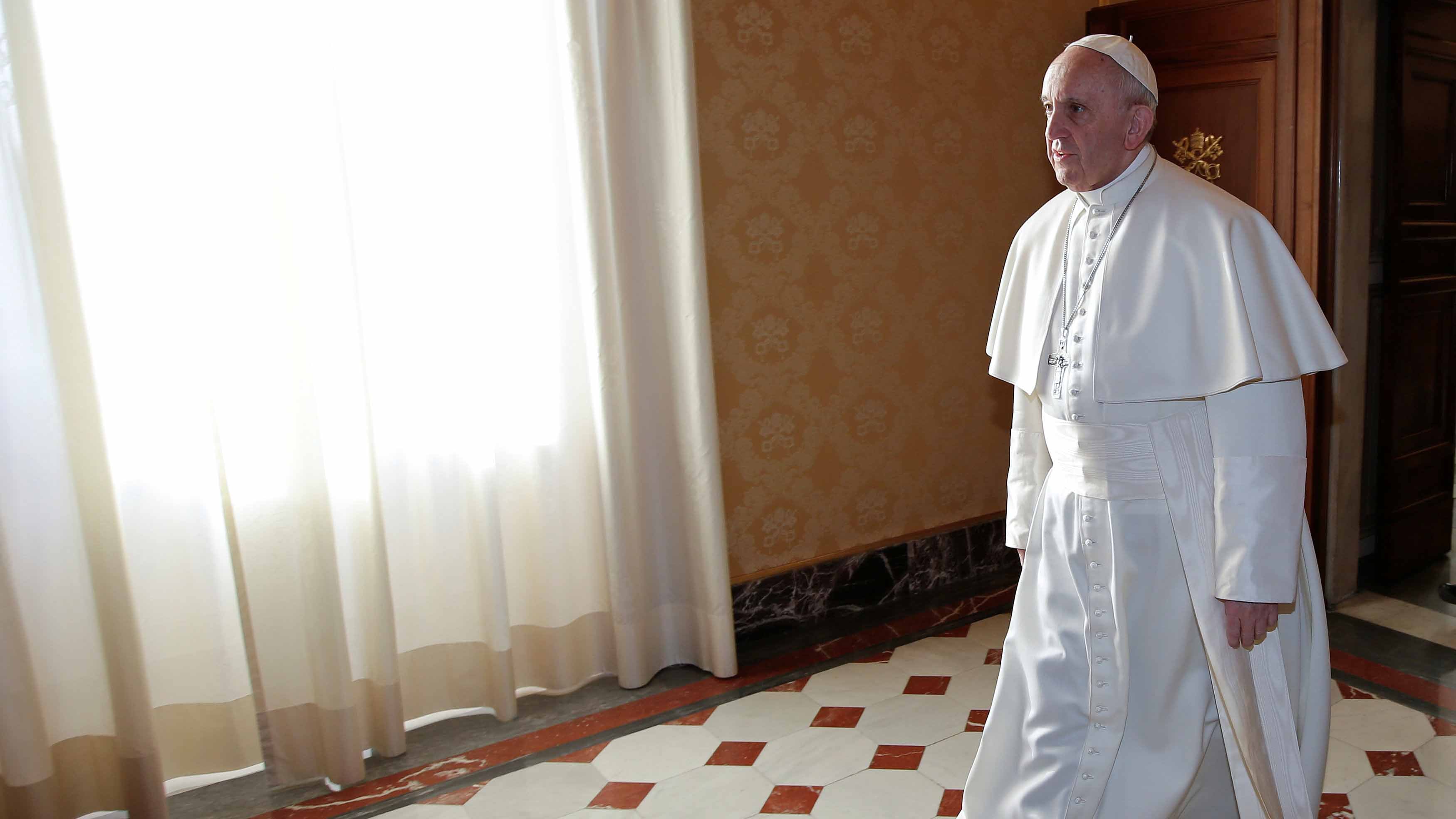Papa Francesco: "Non chiudete la Chiesa a chi vuole convivere"