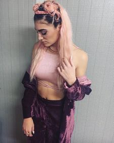 Roshelle sexy sulla copertina dell'inedito 7