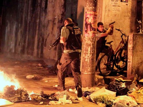 La polizia uccide un ballerino: si infiamma la favela di Rio