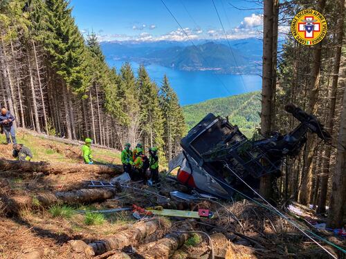 La funivia precipita: "Cabina accartocciata". 14 morti, grave un bimbo