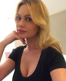 Anna Falchi sexy a letto 5