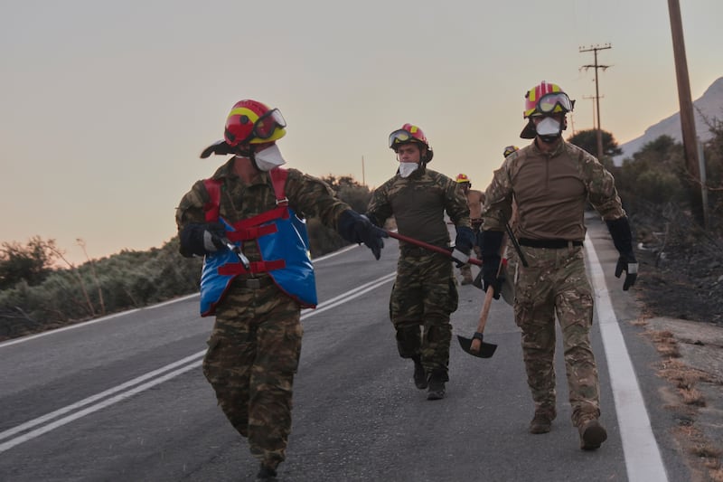 Incendi in tutta la Grecia, 8mila sfollati a Creta