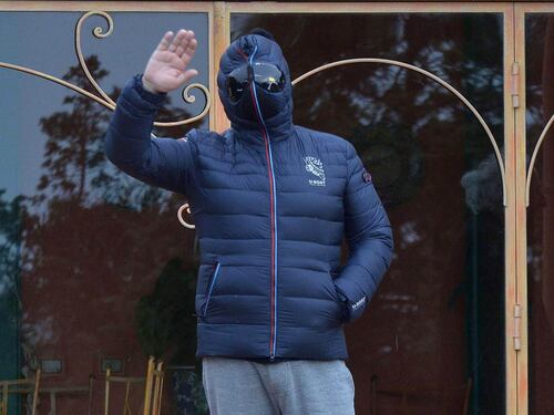 Grillo allergico ai giornalisti: "Sono pagati per sputtanarci". Poi zittisce i suoi deputati