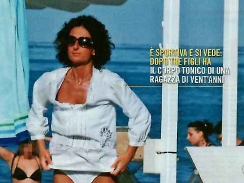 Agnese Renzi a Rimini: tintarella sul lettino e beach volley in bikini