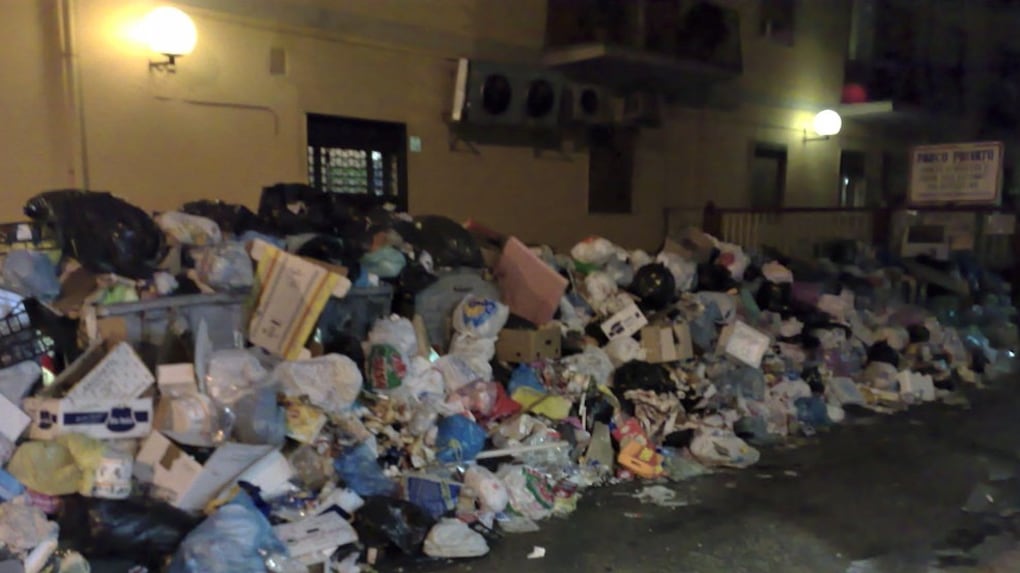 Emergenza rifiuti a Torre del Greco, cittadini esasperati