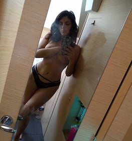 Valentina Nappi osa su Instagram: topless e lato b allo specchio 5