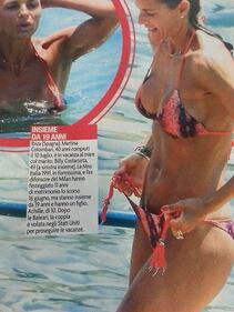 Martina Colombari rischia lo strip nel mare di Ibiza 2