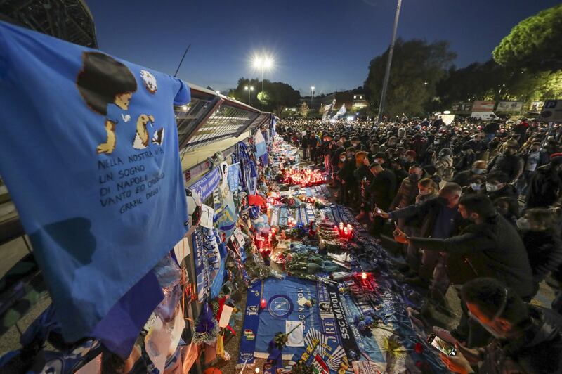 Assembramenti a Napoli per Maradona 2