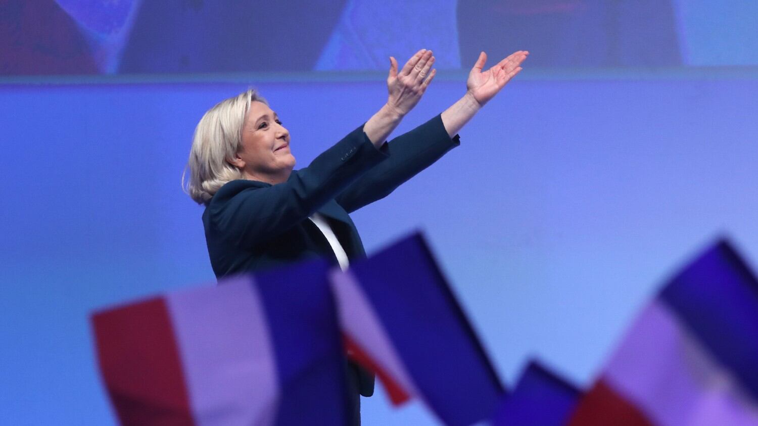 Le Pen nei guai per gli sms degli assistenti: "Con i fondi Ue ha pagato lo staff in Francia"