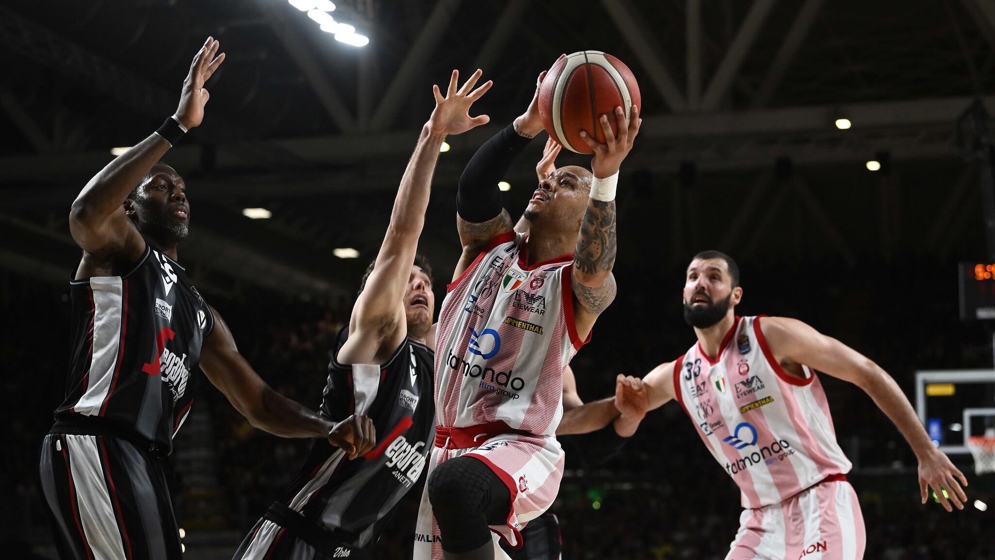 L'Olimpia Milano espugna Bologna (all'over time) e si aggiudica gara 1