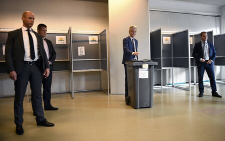 Il politico di estrema destra Geert Wilders al voto all'Aia 8