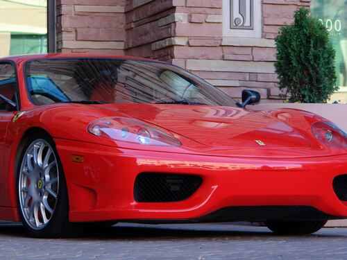 Dichiara 900 euro al mese, ma in garage ha una Ferrari