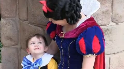 Il bimbo autistico timido e diffidente si emoziona con Biancaneve