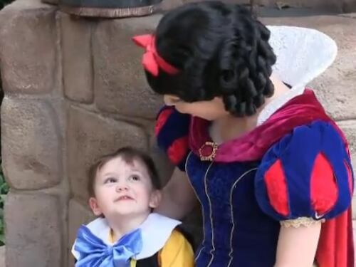 Il bimbo autistico timido e diffidente si emoziona con Biancaneve
