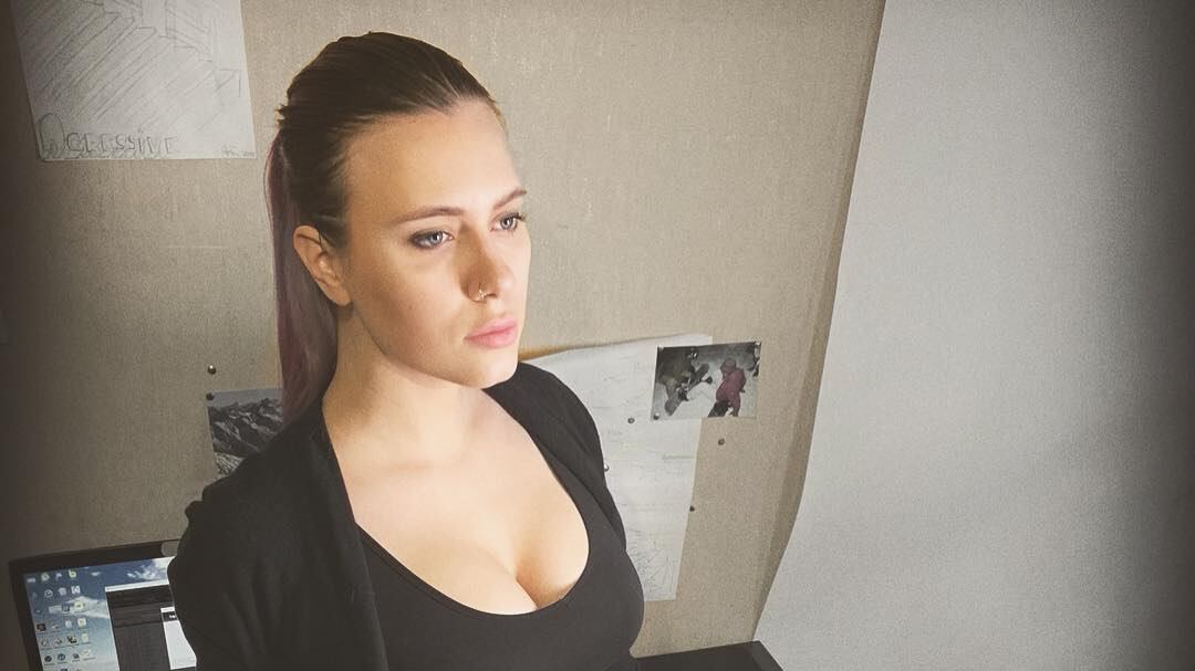Muore a 26 anni la stella russa del poker. Folgorata nella vasca, caricava lo smartphone