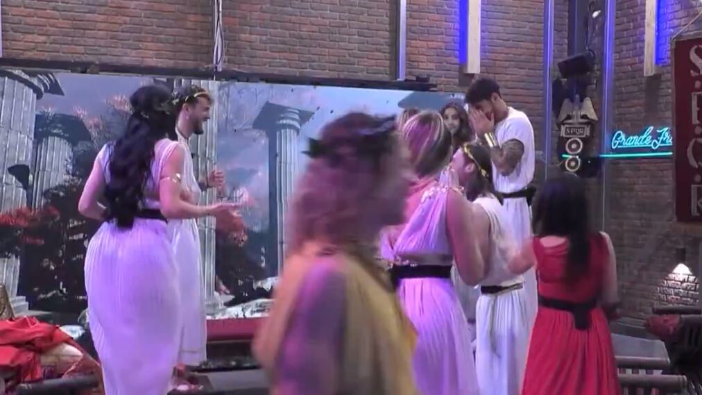 "Sei provocante...". Caos al Grande Fratello tra Amanda e Bernardo