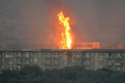 Palermo accerchiata dal fuoco: bruciano le colline attorno alla città 1