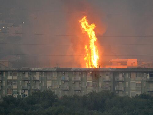 Bruciano colline attorno Palermo, fiamme minacciano case