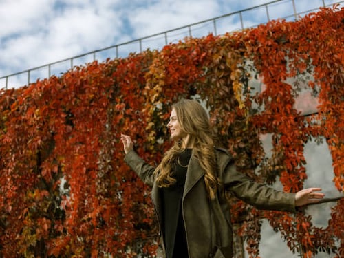 Blazer di pelle, la giacca di tendenza dell’autunno 2025. Come indossarlo con stile