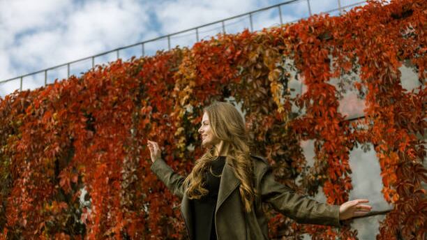 Blazer di pelle, la giacca di tendenza dell’autunno 2025. Come indossarlo con stile
