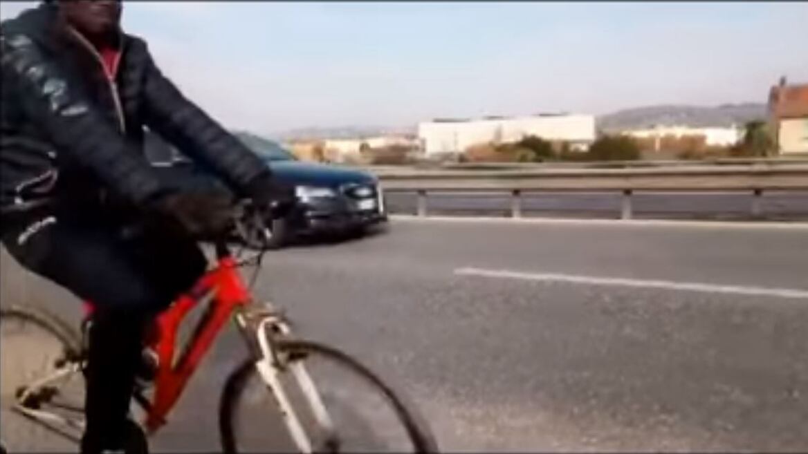 Immigrato pregiudicato in bicicletta sulla superstrada: ora scatta l'espulsione