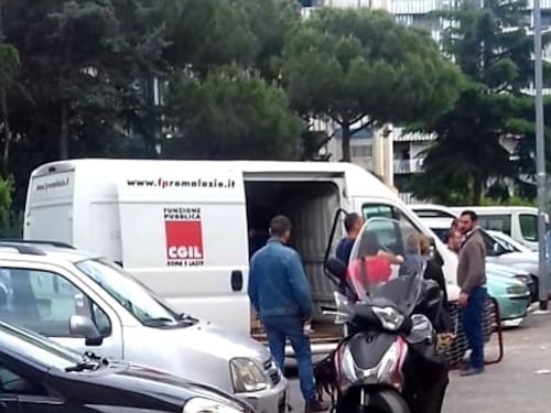 Così la Cgil aiuta i rom di Casal Bruciato a traslocare