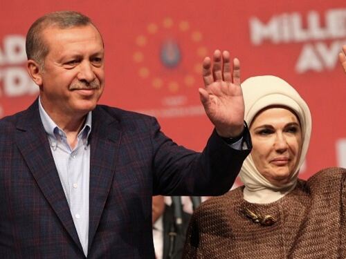 Londra, assegnato premio umanitario a Emine Erdogan, è polemica