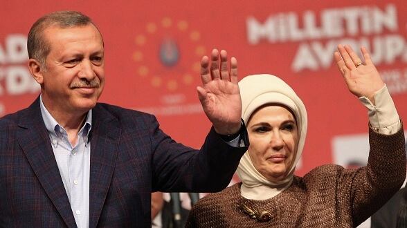Proteste tedesche per Erdogan Lui apre la moschea e fa affari