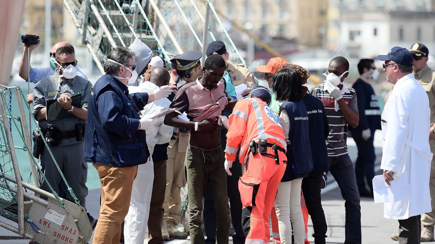 L'allarme dei poliziotti: "Per salvare i migranti rischio meningite e Tbc"