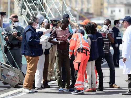 Ecco le istruzioni per immigrati: "Così potete fregare gli italiani"