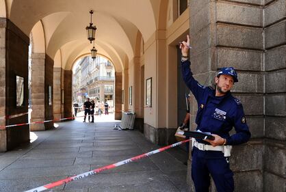 Crolla pezzo d'intonaco alla Scala di Milano 9
