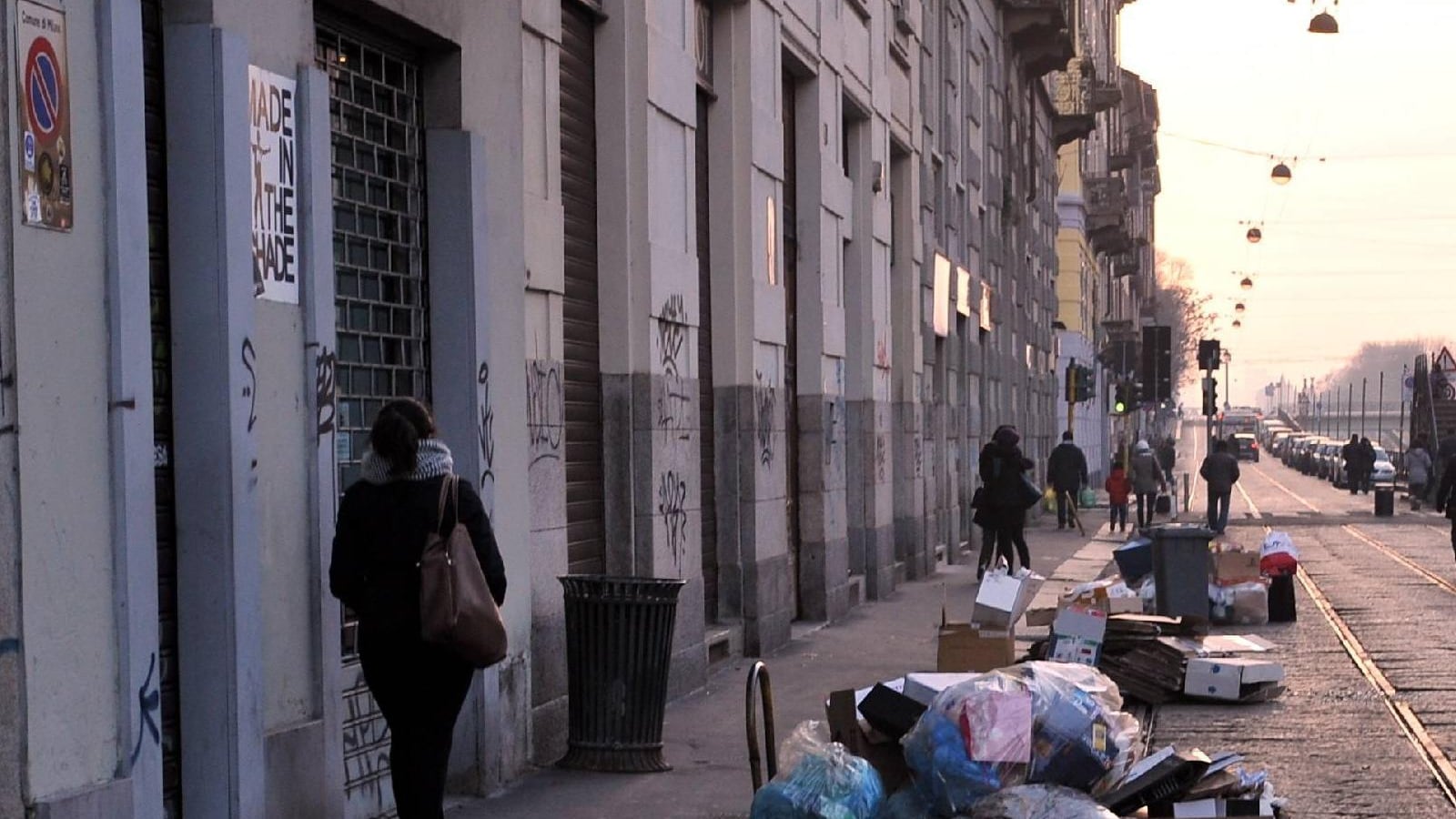 Milano come Napoli: i rifiuti in strada