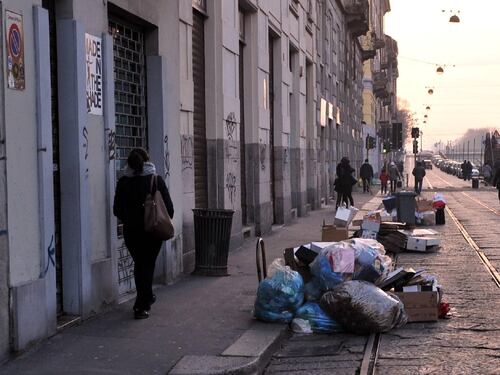 Milano come Napoli: i rifiuti in strada