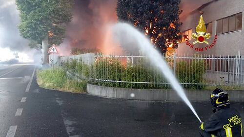 Rogo in un'azienda di vernici: vigili al lavoro 6