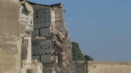 Bare in vista e in bilico: nuovo crollo nel cimitero di Poggioreale