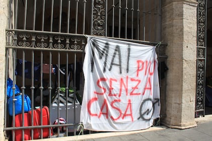 Dentro la basilica "occupata" dai movimenti per la casa 11