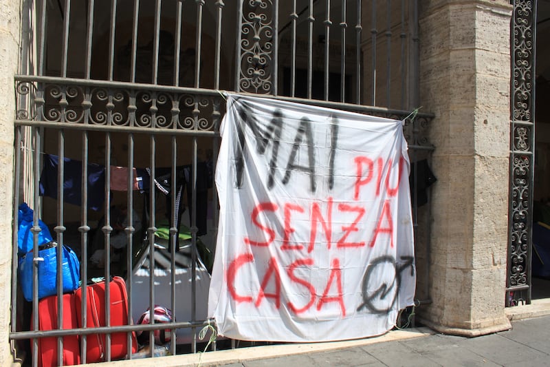 Dentro la basilica "occupata" dai movimenti per la casa 11