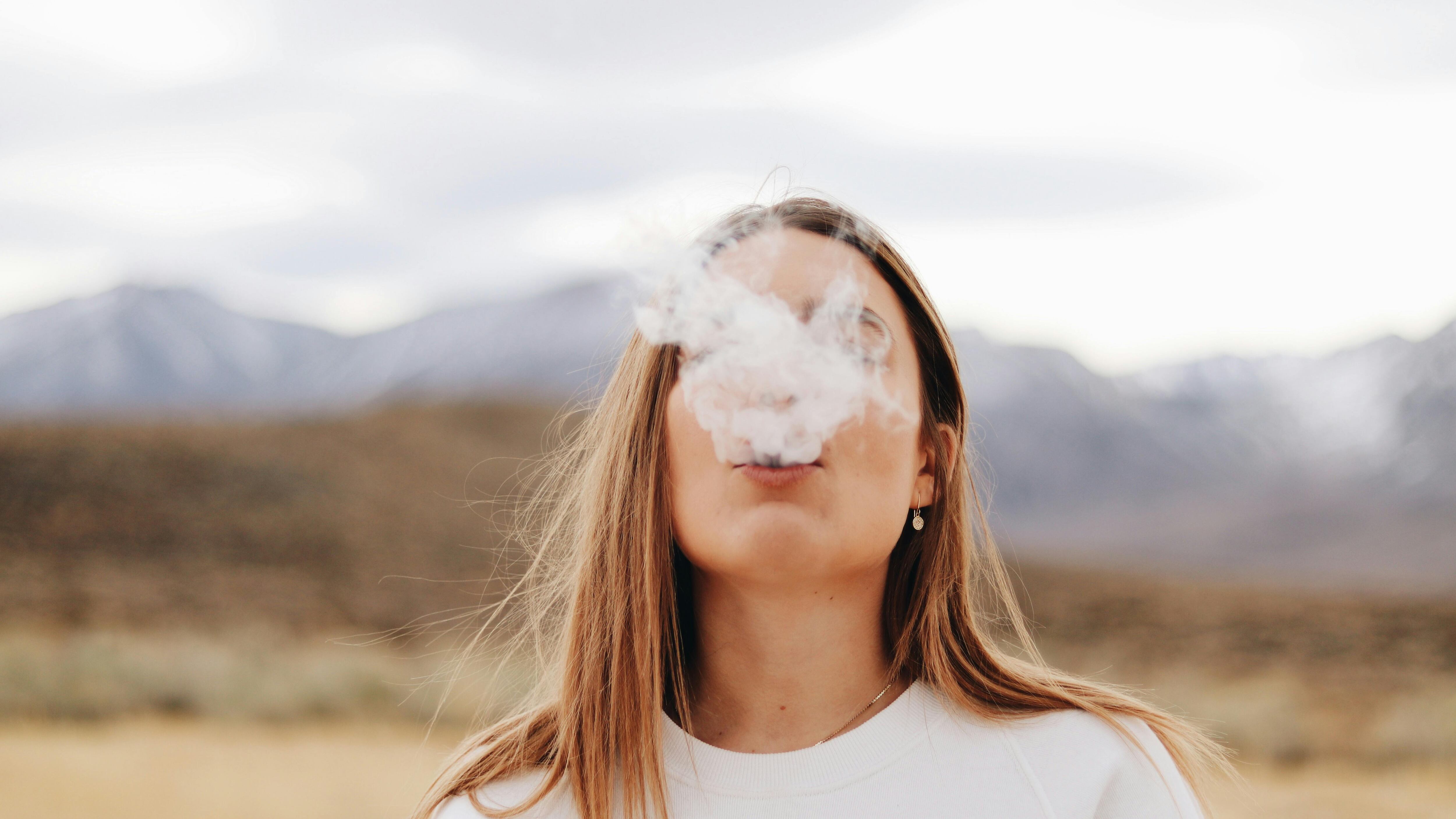 Il viso "in fumo": come diventa la pelle di un fumatore e cosa fare per limitarne l'invecchiamento (se non riesci a smettere)