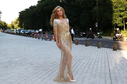 Paris, che imbarazzo al gala l'abito trasparente tradisce 13